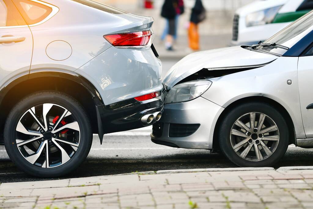 Philadelphiacaraccidentlawyer:legalhelpafteracrash|tlgattorneys two cars in an accident